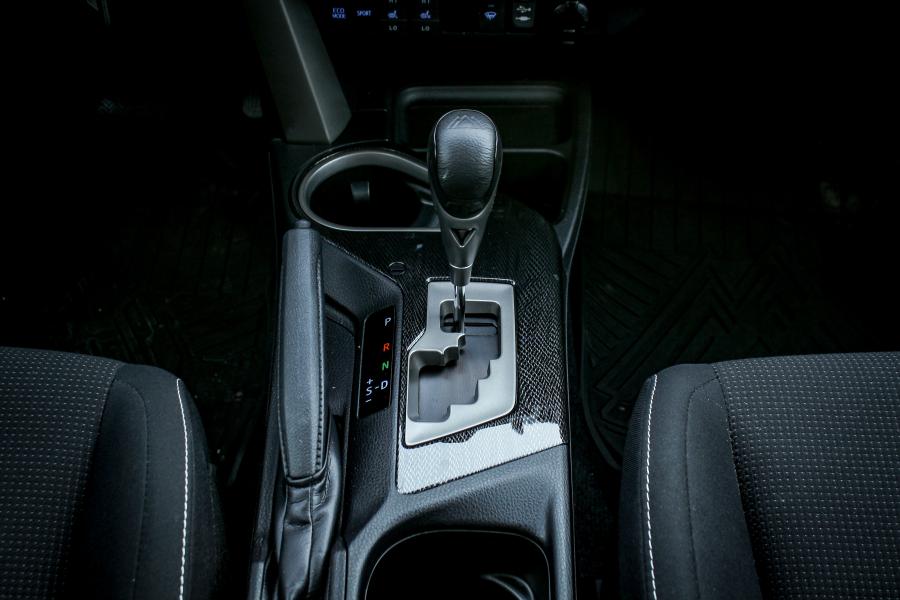 Детали интерьера Toyota RAV4 Adventure 2017 года  (NA) (фото 12 из 21)